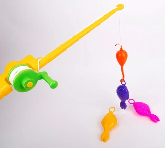 Undiță de pescuit cu 3 pești, din plastic - 451